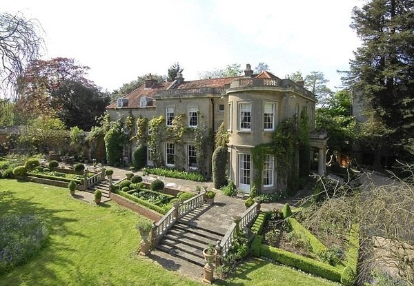 Sneak Peak Inside Outrageous Celebrity Homes 5. George and Amal Clooney